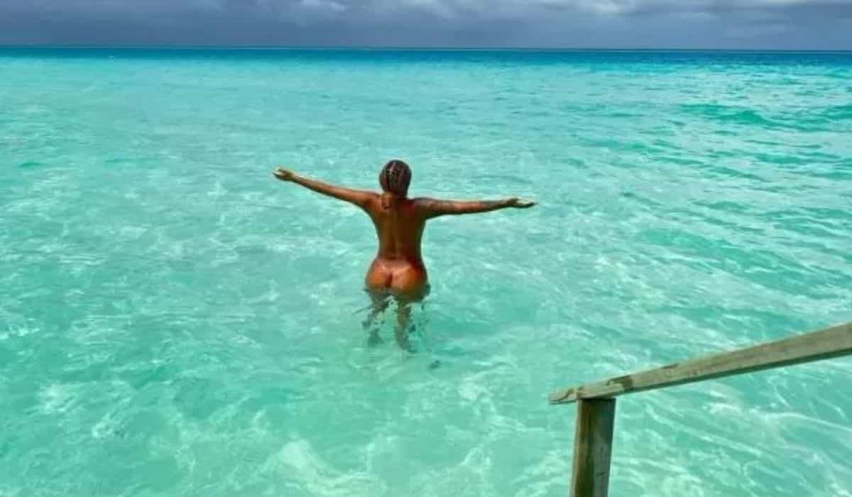 Ludmilla posa nua no mar durante viagem para as Ilhas Maldivas