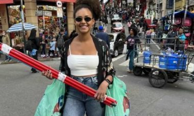 Ex-BBB Jessi Alves faz compras na '25 de Março': 'bem baratinho'
