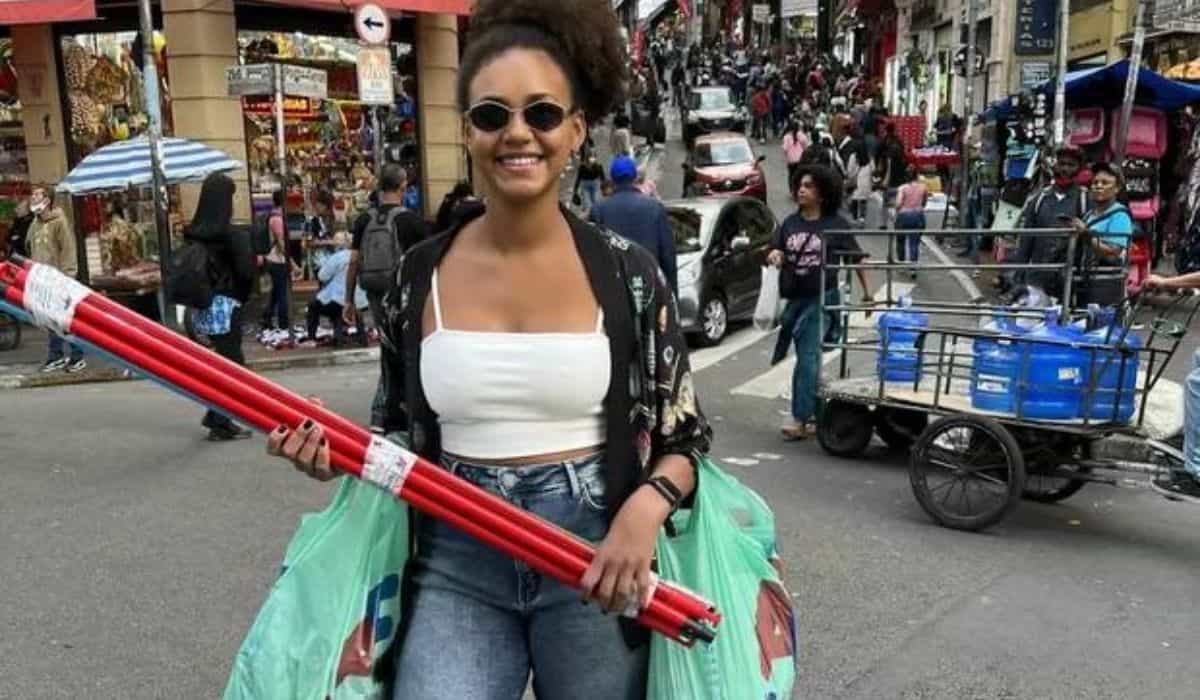  Ex-BBB Jessi Alves faz compras na '25 de Março': 'bem baratinho'