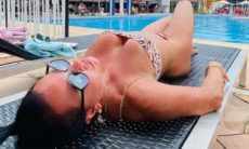 Gretchen posa de biquíni curtindo piscina: 'relaxando'