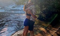 Carol Castro troca beijos em meio a natureza com o namorado: 'sem filtro'