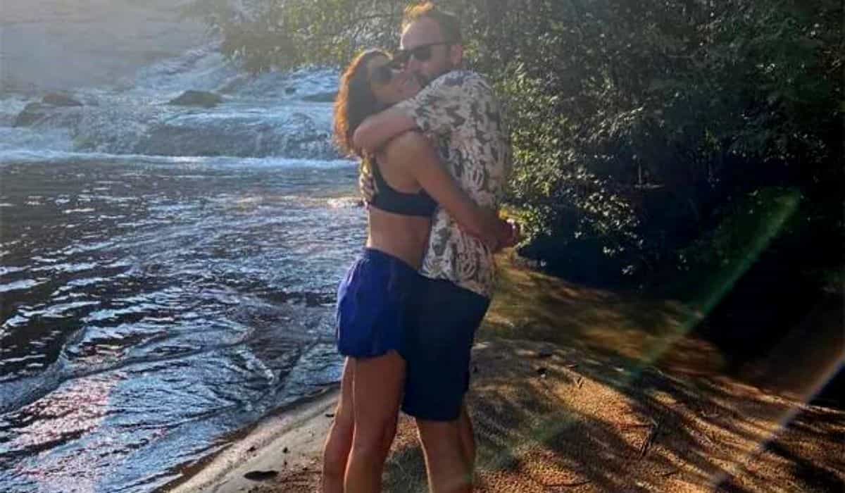 Carol Castro troca beijos em meio a natureza com o namorado: 'sem filtro'