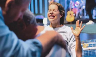 Karina Bacchi se emociona ao ser batizada em igreja evangélica