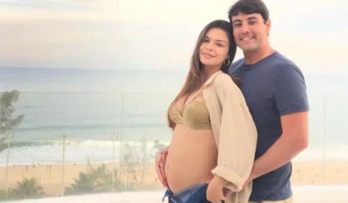 Sthefany Vidal exibe barriguinha de grávida ao lado de Bruno de Luca