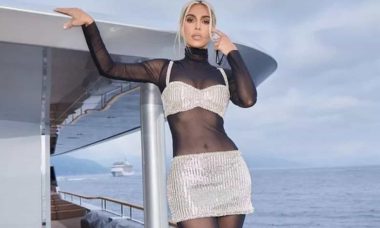 Kim Kardashian curte passeio de iate com look transparente