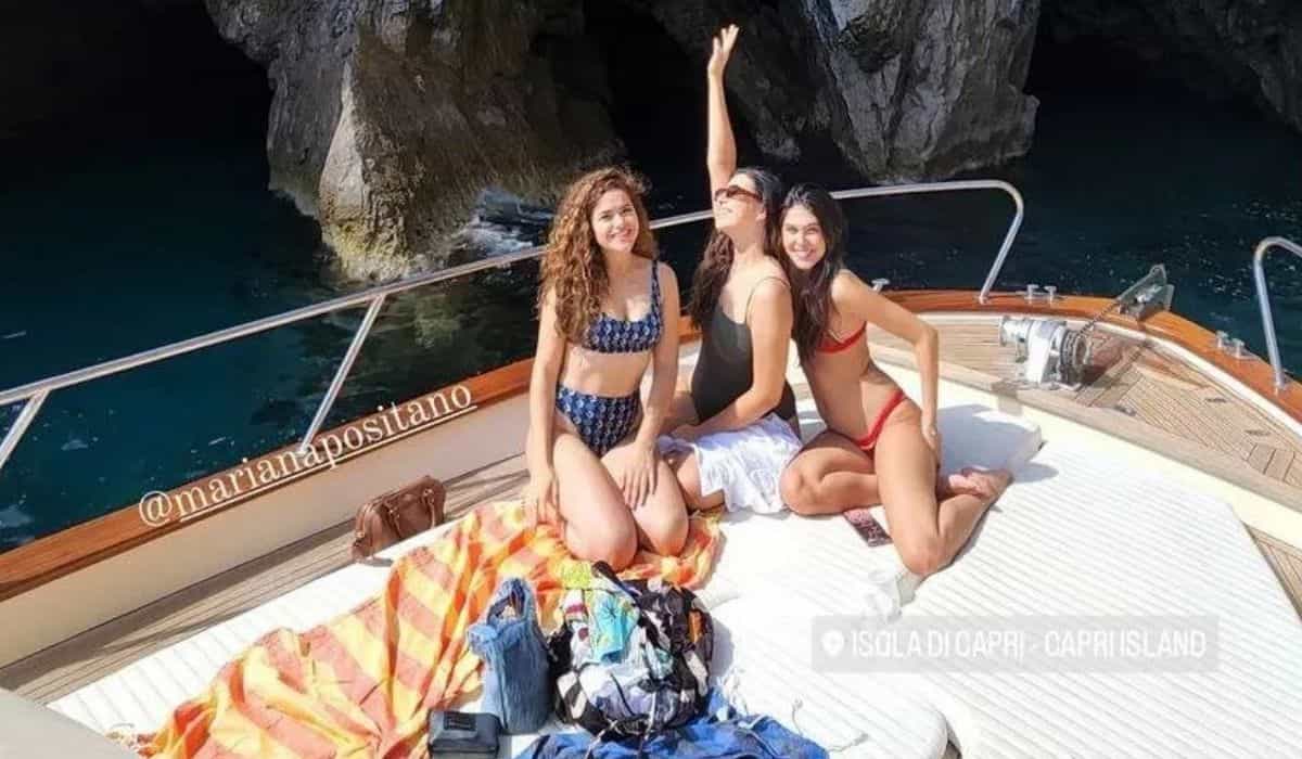 Maisa Silva faz passeio de barco com as amigas em viagem pela Itália