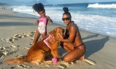 MC Rebecca curte dia na praia ao lado da filha: 'eu e ela'