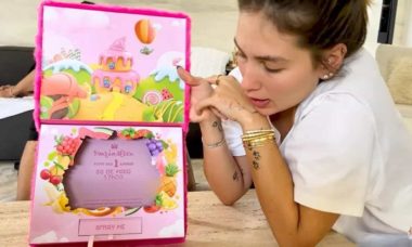 Virgínia mostra convite do aniversário de 1 ano da filha, Maria Alice
