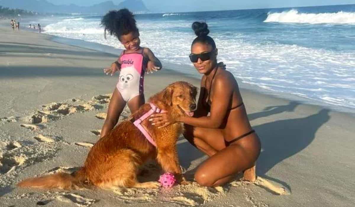 MC Rebecca curte dia na praia ao lado da filha: 'eu e ela'