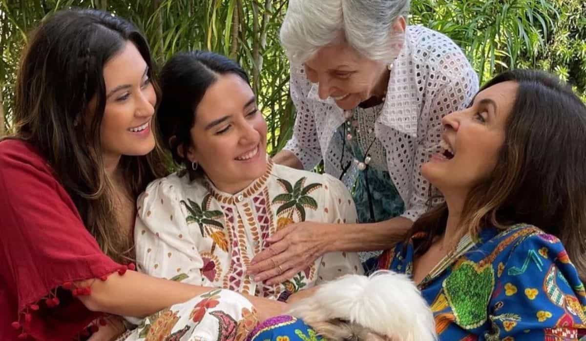 Fátima Bernardes posa sorridente em clique com a mãe e as filhas