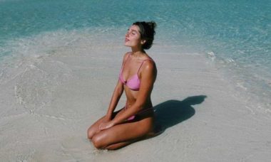Sasha Meneghel posa nas águas cristalinas das Ilhas Maldivas: 'azul'