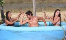 José Loreto curte piscina com Dira Paes e Paula Barbosa em dia de folga