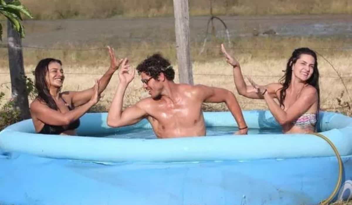 José Loreto curte piscina com Dira Paes e Paula Barbosa em dia de folga