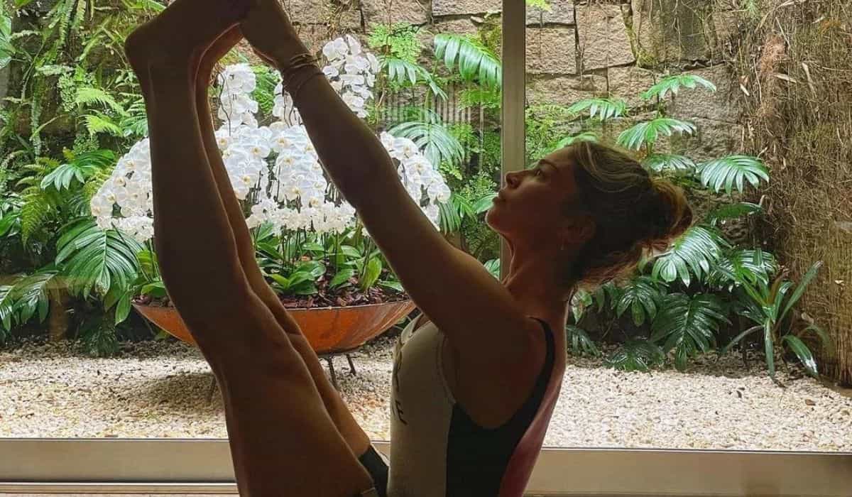 Grazi Massafera posa praticando ioga em casa: 'respira'
