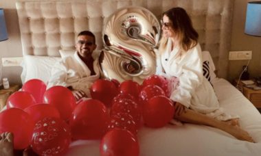 Antonio Banderas comemora aniversário de namoro com Nicole Kimpel
