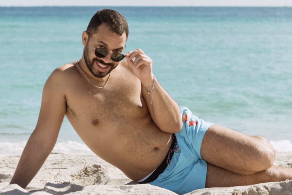 Gil do Vigor revela desejo de visitar praia de nudismo: "Meu sonho"