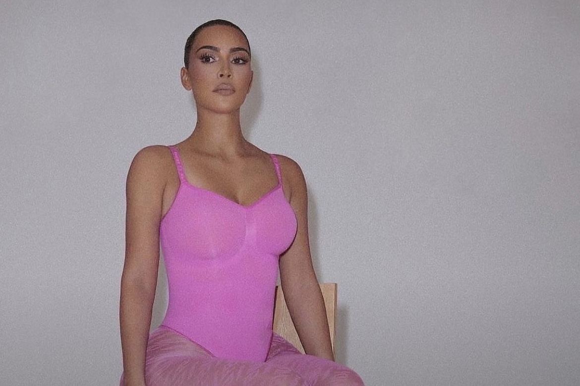 Kim Kardashian posa de lingerie rosa e encanta fãs: "Obcecada"