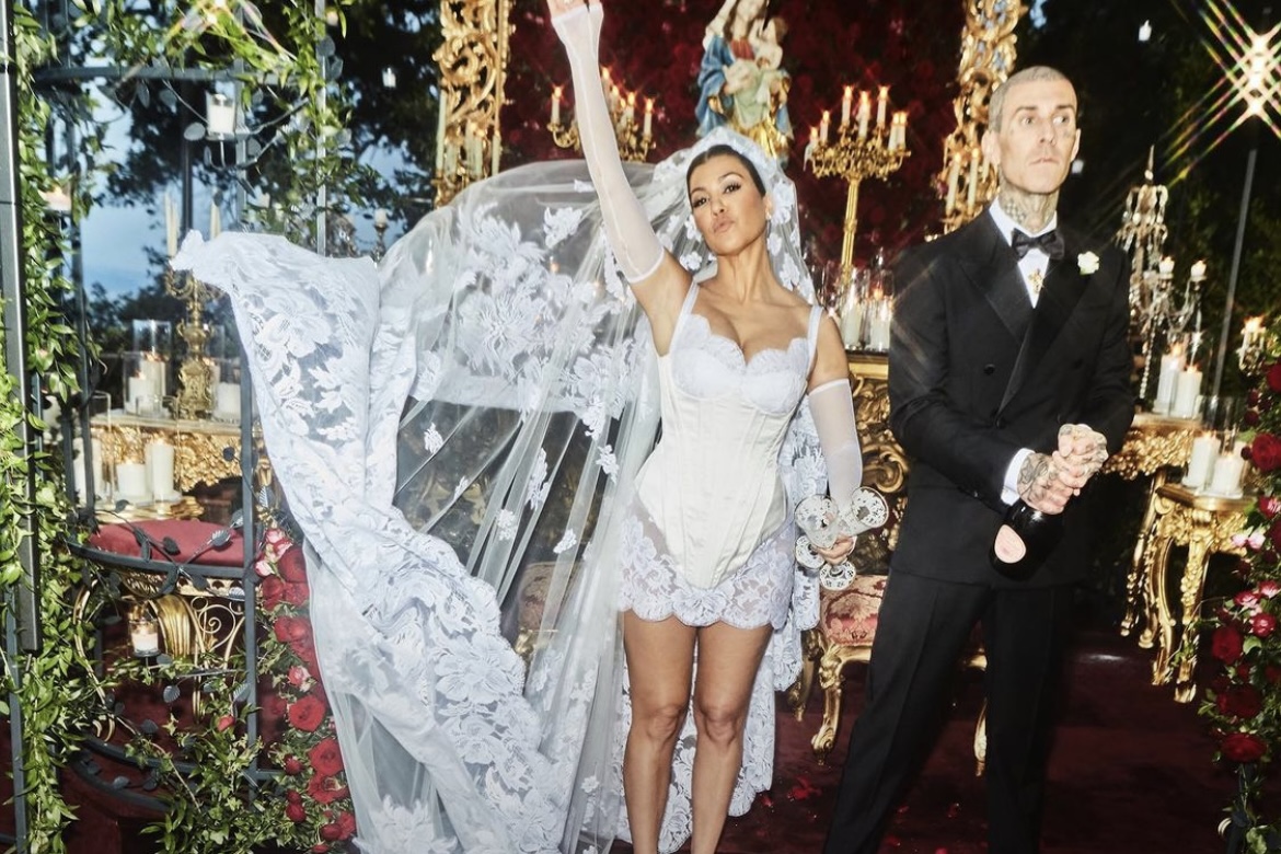 Kourtney Kardashian coloca sobrenome de Travis Barker após casamento
