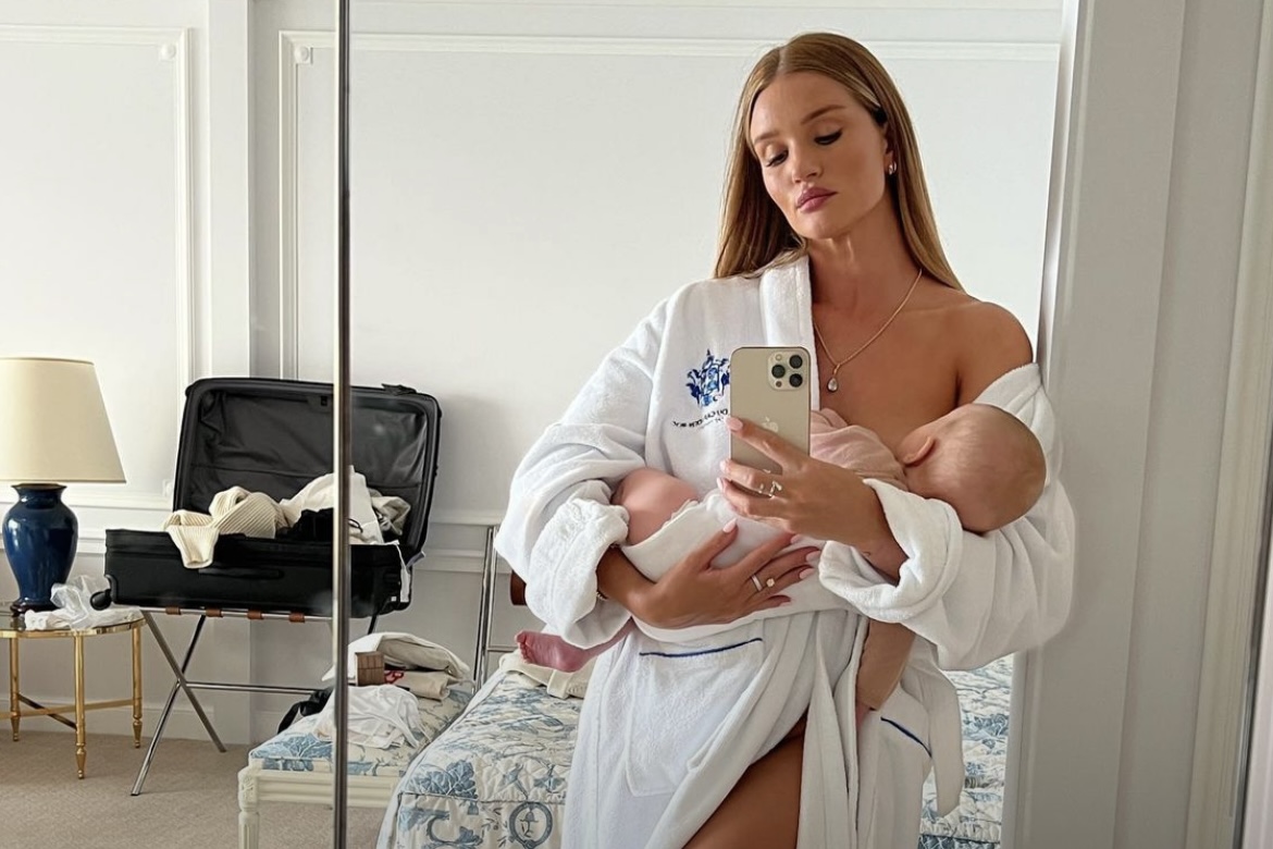 Rosie Huntington-Whiteley surge amamentando a filha de 3 meses