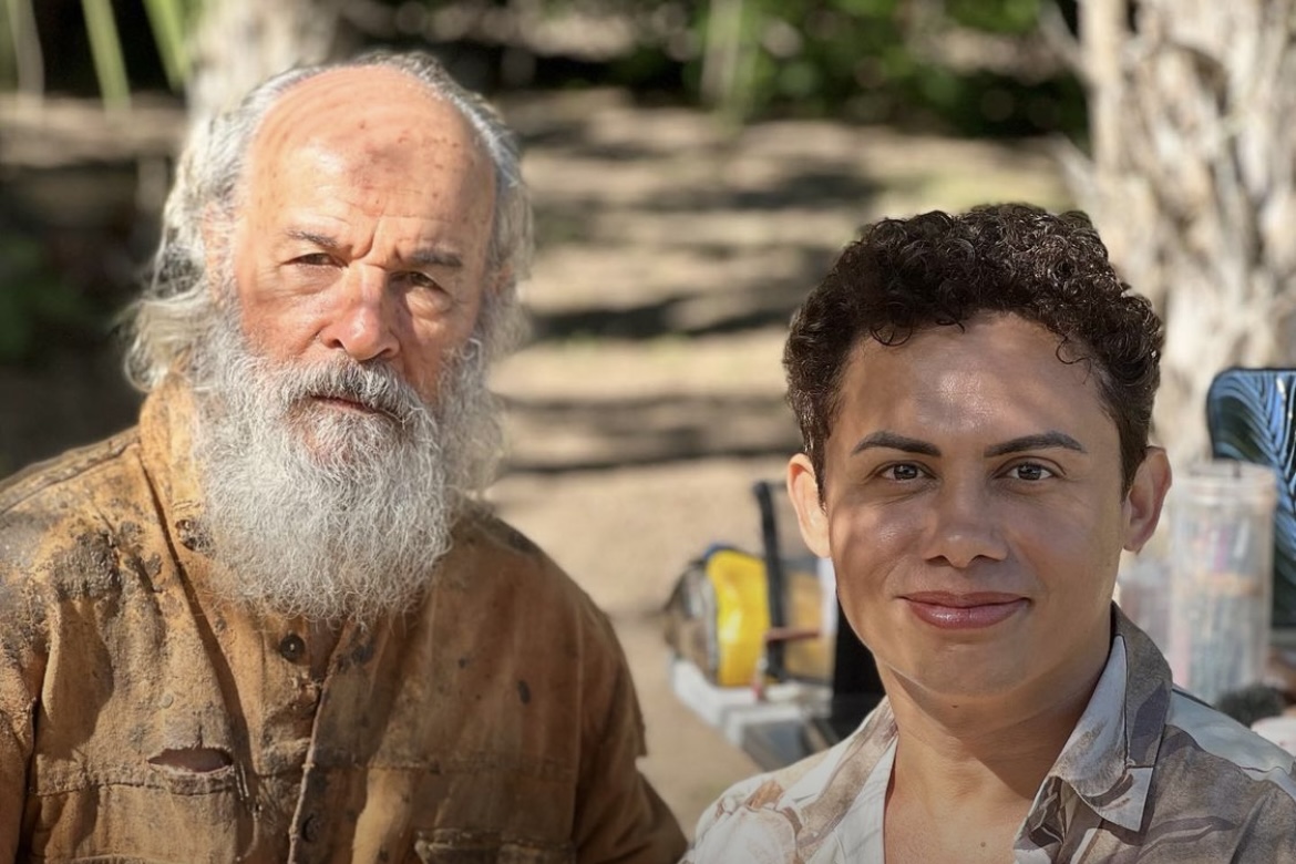 Silvero Pereira posa com Osmar Prado nos bastidores de 'Pantanal'