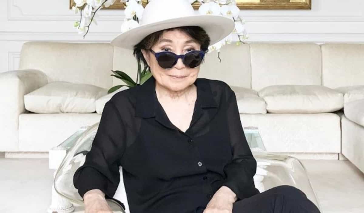 Yoko Ono pede indenização de 846 mil reais para ex-assistente de John Lennon