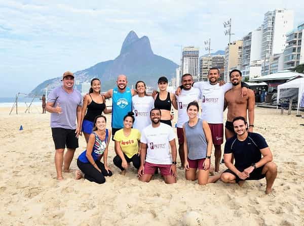 Luiza Valdetaro treina com coletivo na praia do Leblon (Foto: Daniel Delmiro/AgNews)