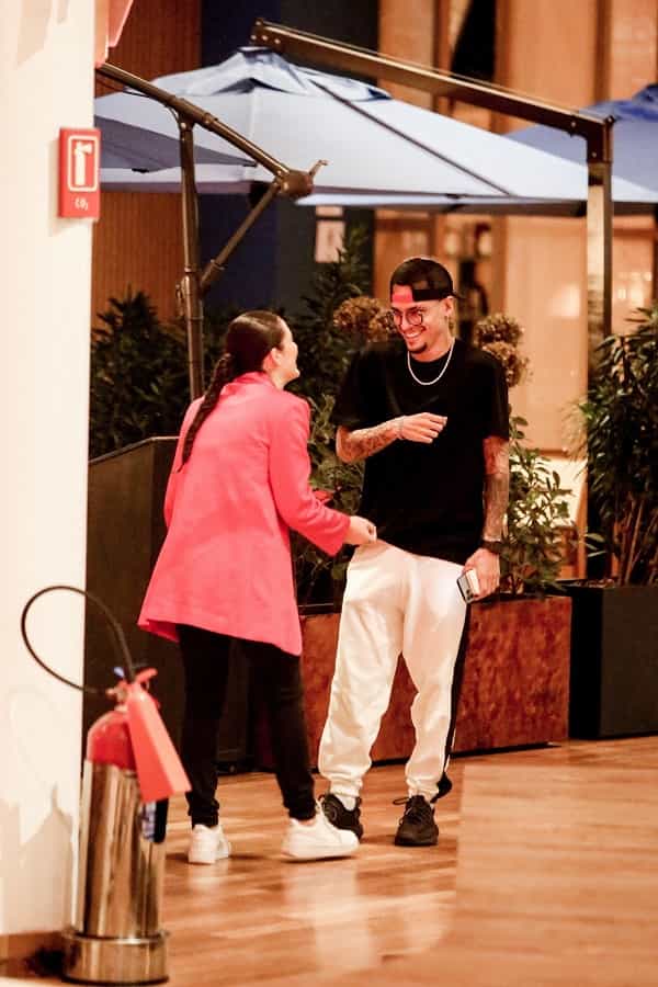Lívian Aragão curte passeio pelo shopping com o namorado, Jota (Foto: AgNews)