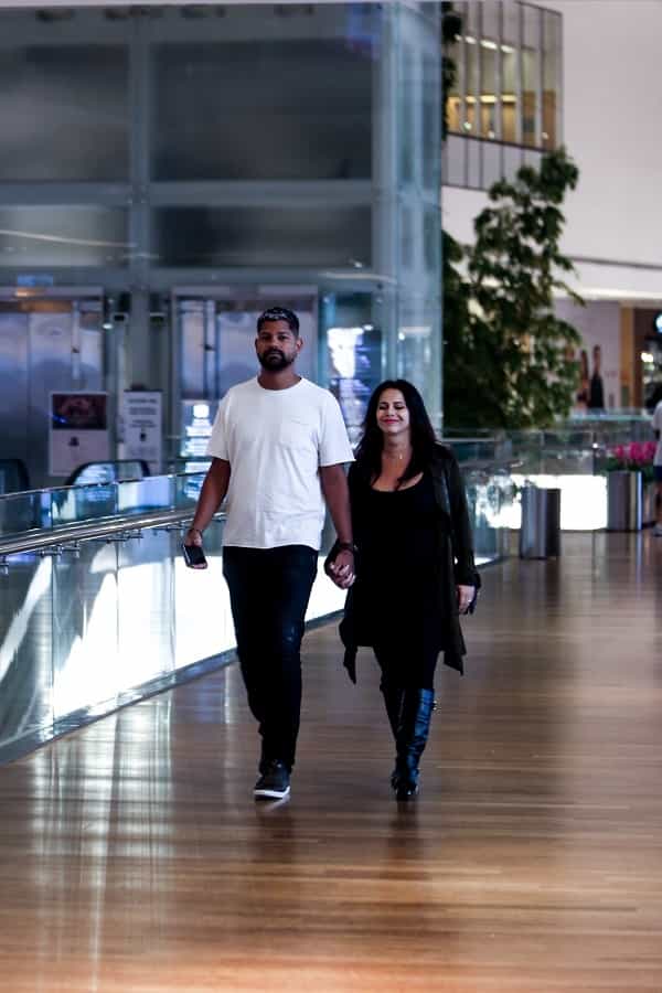 Grávida, Viviane Araújo curte passeio pelo shopping com o marido (Foto: Edson Aipim AGNEWS/AgNews)