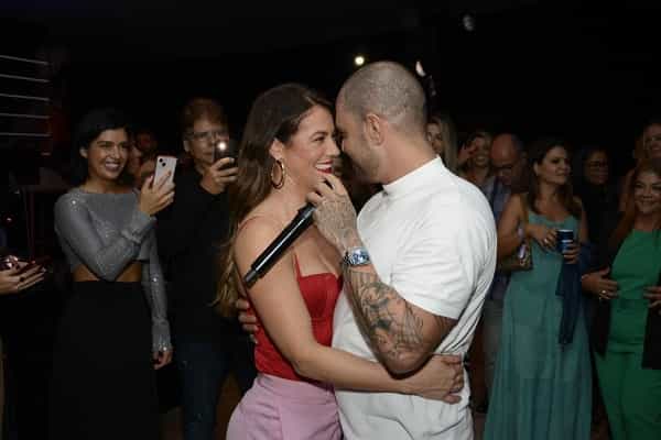 Paolla de Oliveira e Diogo Nogueira dançam juntos em show do cantor (Foto: Webert Belecio/AgNews)