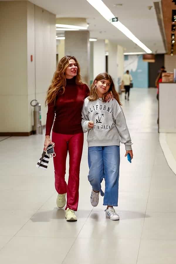 Mariana Goldfarb passeia com filha de Cauã Reymond e Grazi Massafera (Foto: Victor Chapetta/AgNews)