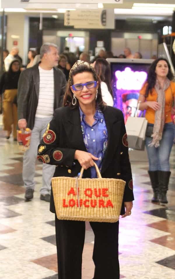 Narcisa usa bolsa estampada com seu bordão em evento de teatro (Foto: Rodrigo Adao/AgNews)