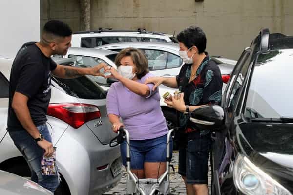 Claudia Rodrigues ganha doce de fã durante passeio com a namorada  (Foto: Daniel Delmiro/AgNews)