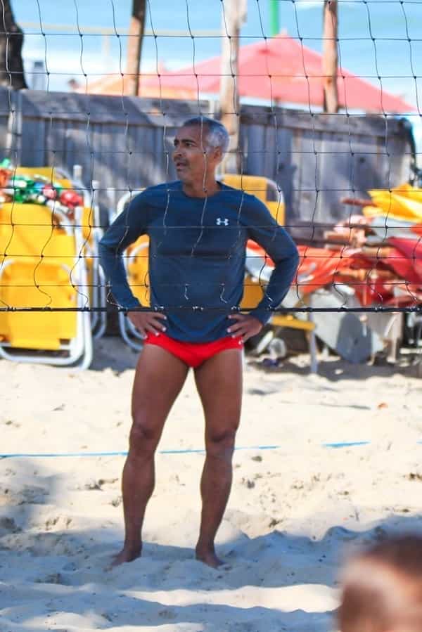 Romário curte dia de sol para praticar futevôlei em praia do Rio (Foto: Fabricio Pioyani/AgNews)