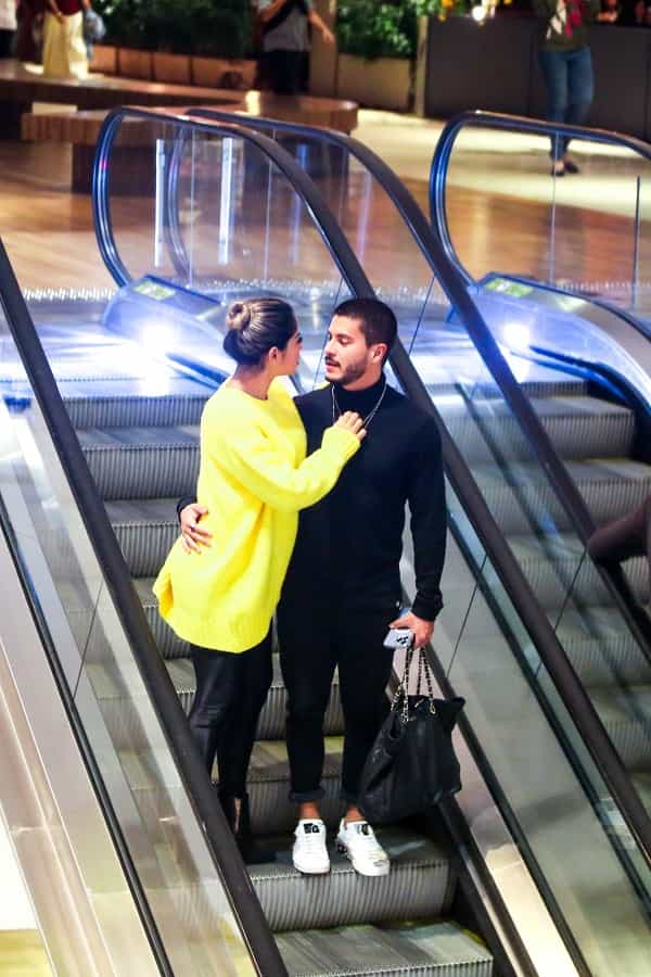 Arthur Aguiar e Maíra Cardi se beijam durante passeio no shopping (Foto: Edson Aipim/AgNews)