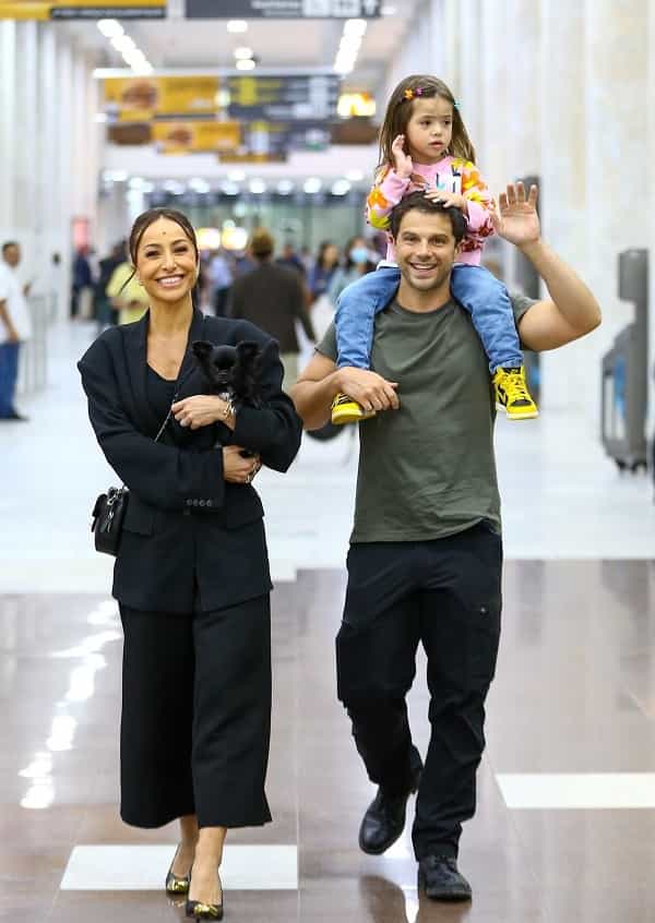 Filha de Sabrina Sato e Duda Nagle dá show de simpatia em aeroporto (Foto: Vitor Eduardo/AgNews)