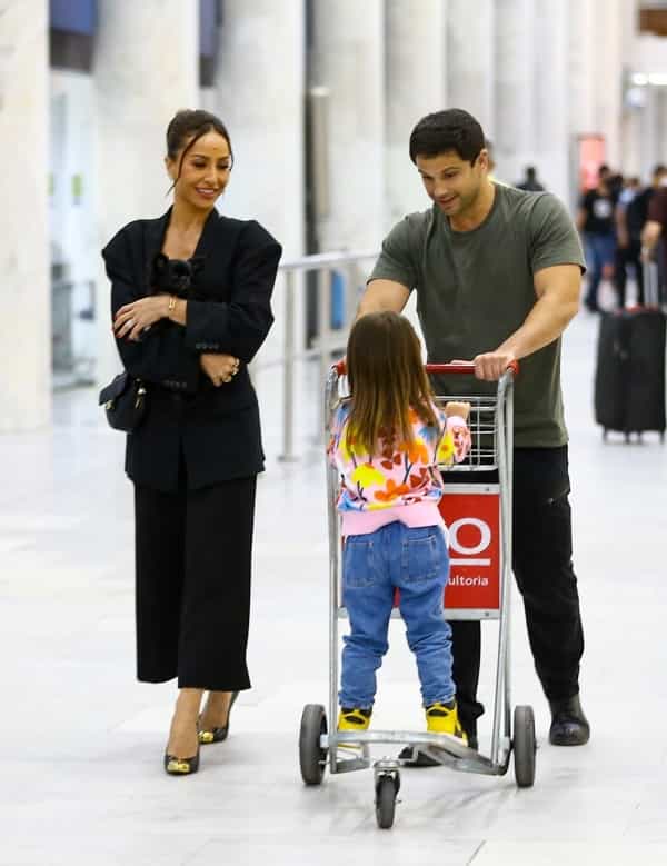 Filha de Sabrina Sato e Duda Nagle dá show de simpatia em aeroporto (Foto: Vitor Eduardo/AgNews)