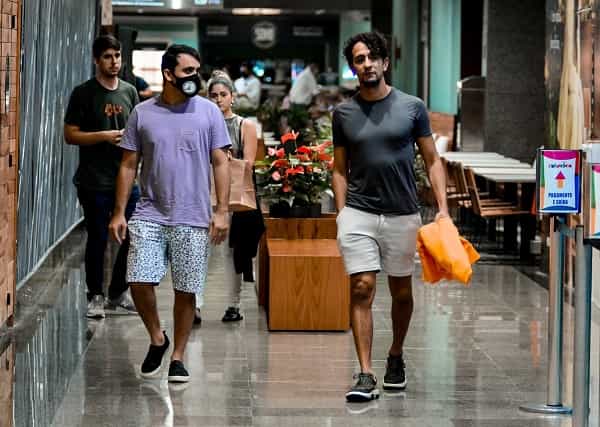 Irandhir Santos passeia em shopping do Rio com o marido (Foto: Webert Belecio/AgNews)