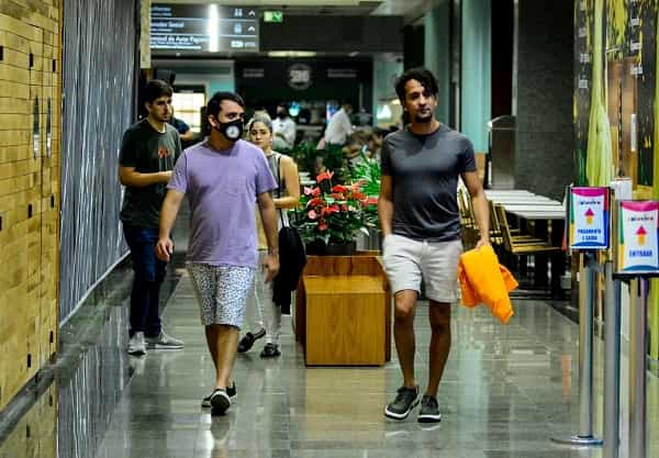 Irandhir Santos passeia em shopping do Rio com o marido (Foto: Webert Belecio/AgNews)