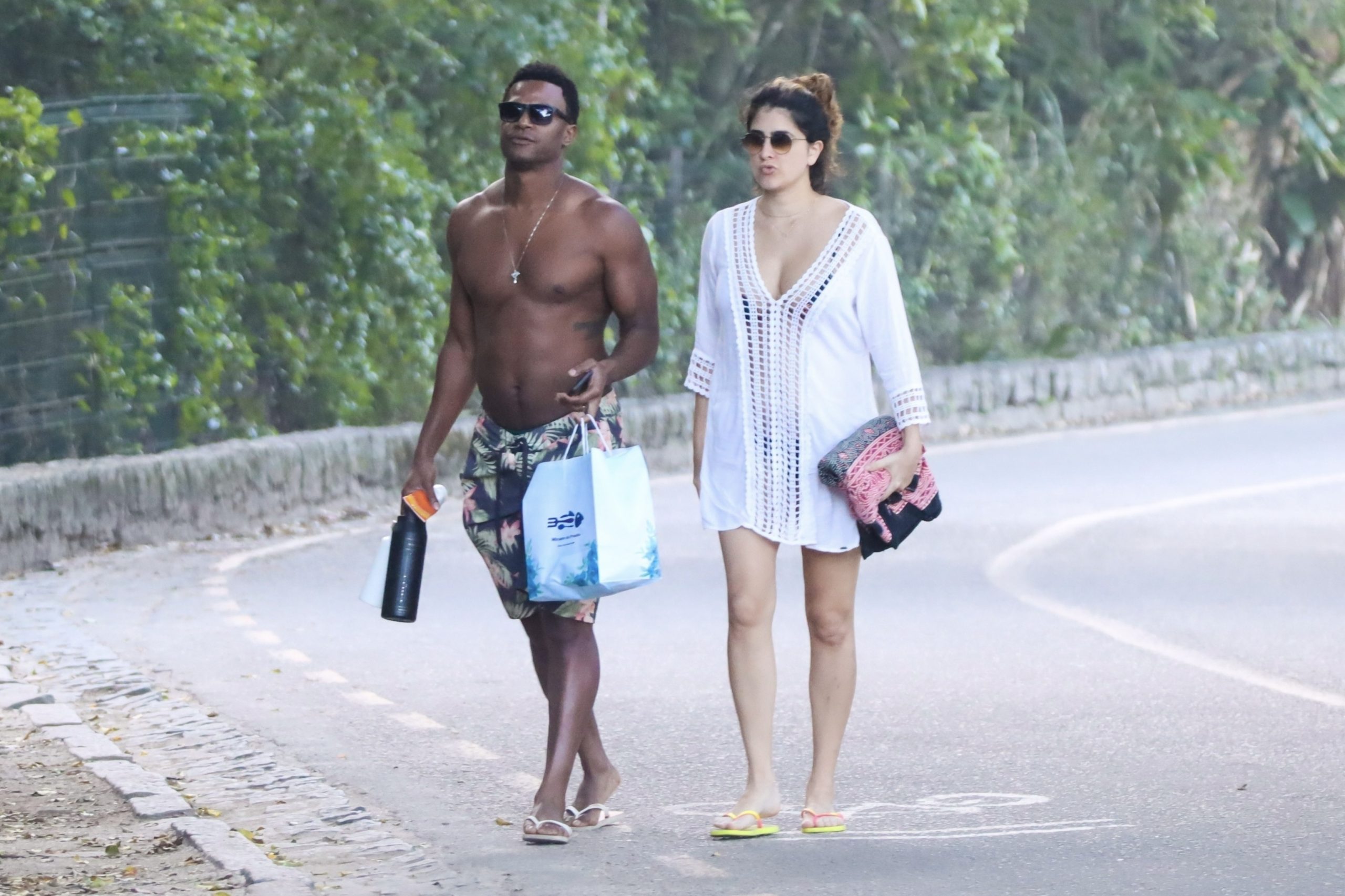 David Junior aproveita dia de praia com namorada no Rio