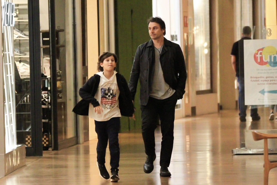Murilo Rosa passeia com filho caçula em shopping da Barra da Tijuca