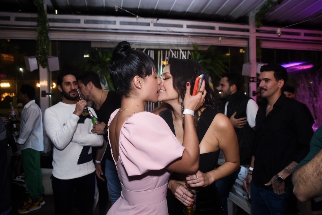 Aline Mineiro e Bruna Louise trocam beijão durante evento em São Paulo