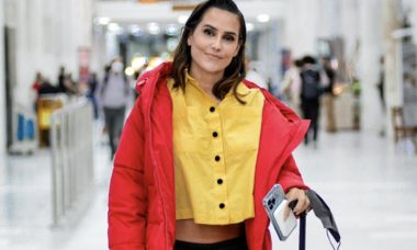 Deborah Secco aposta em look estiloso para desembarcar no Rio