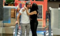Nivea Stelmann dá beijão no marido durante passeio em shopping do Rio
