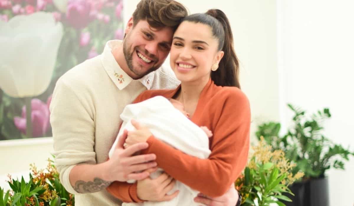 Paula Amorim e Breno Simões deixam maternidade com filho Théo