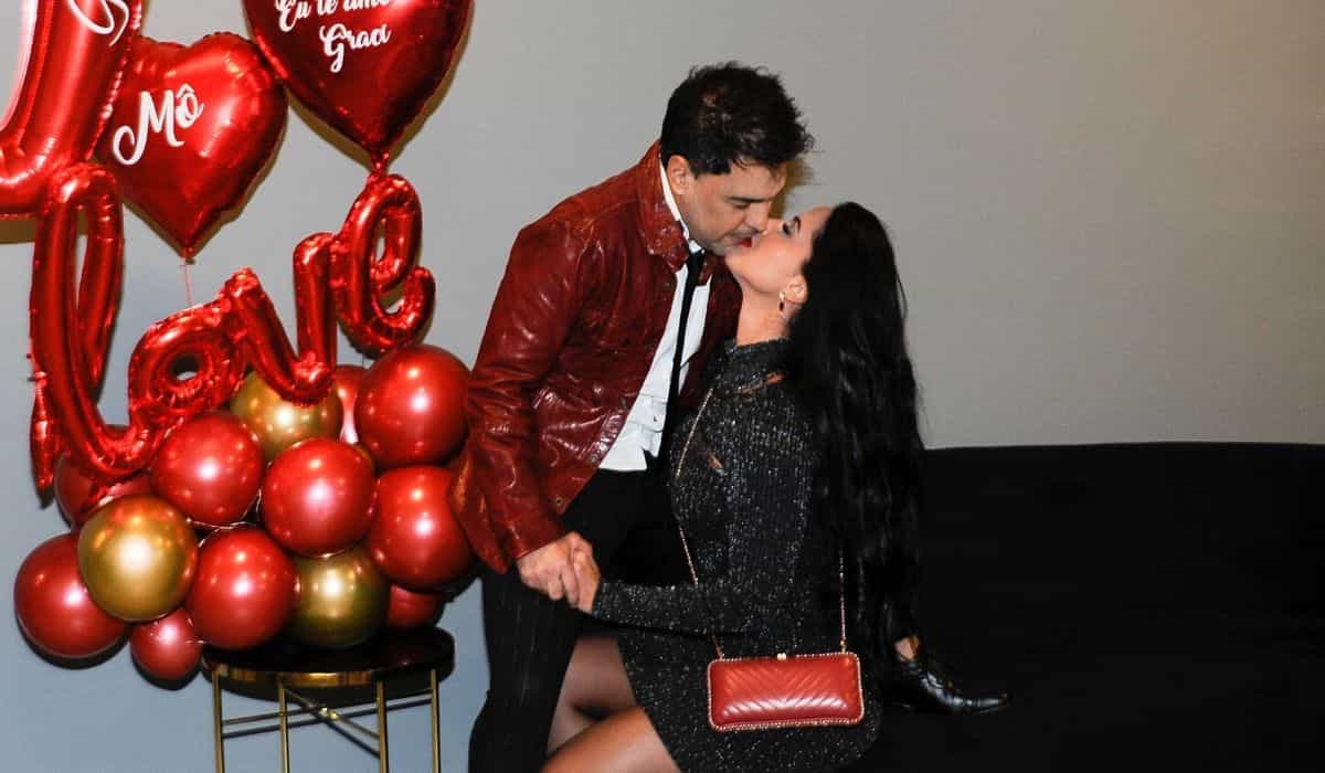 Zezé Di Camargo posa aos beijos com Graciela Lacerda em show