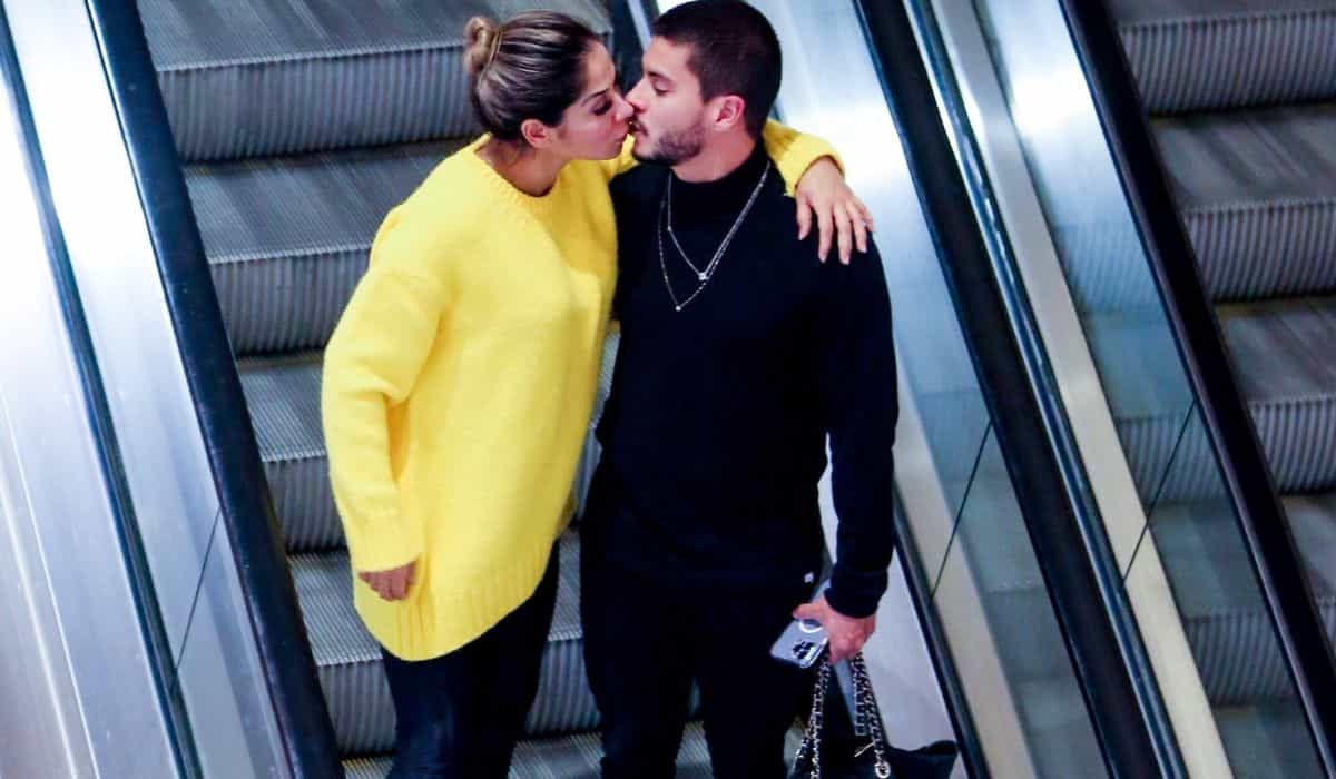 Arthur Aguiar e Maíra Cardi se beijam durante passeio no shopping