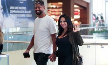 Grávida, Viviane Araújo curte passeio pelo shopping com o marido