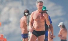 Marcello Novaes aproveita dia de sol para curtir praia no Rio