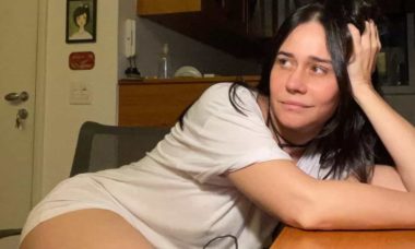 Alessandra Negrini posa de cara limpa e brinca: 'selfie pra enganar o tédio'