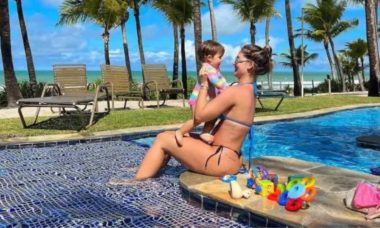 Grávida, Virginia Fonseca posa com filha na piscina: 'minhas Maria’s'